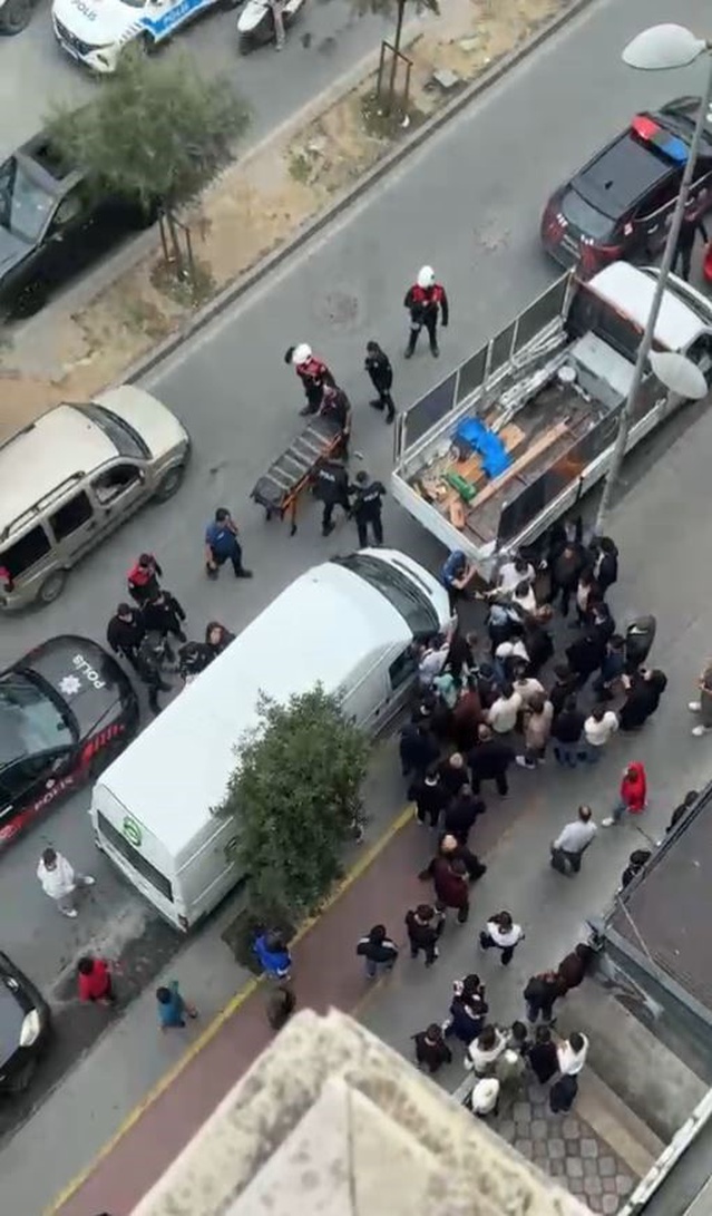 Esenyurt'ta şikayetini çekmesi istenen kişinin evinde kavga çıktı, polise direnildi