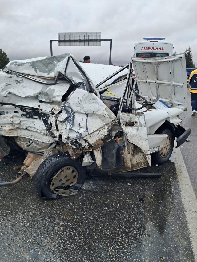 Eskişehir'de feci kaza: TIR'ın çarptığı otomobilde 2 kişi hayatını kaybetti
