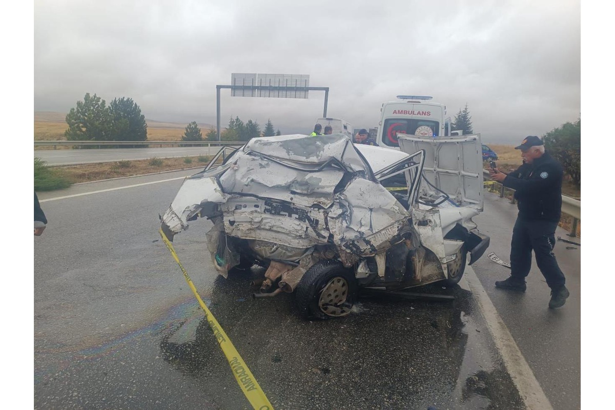 Eskişehir\'de feci kaza: TIR\'ın çarptığı otomobilde 2 kişi hayatını kaybetti