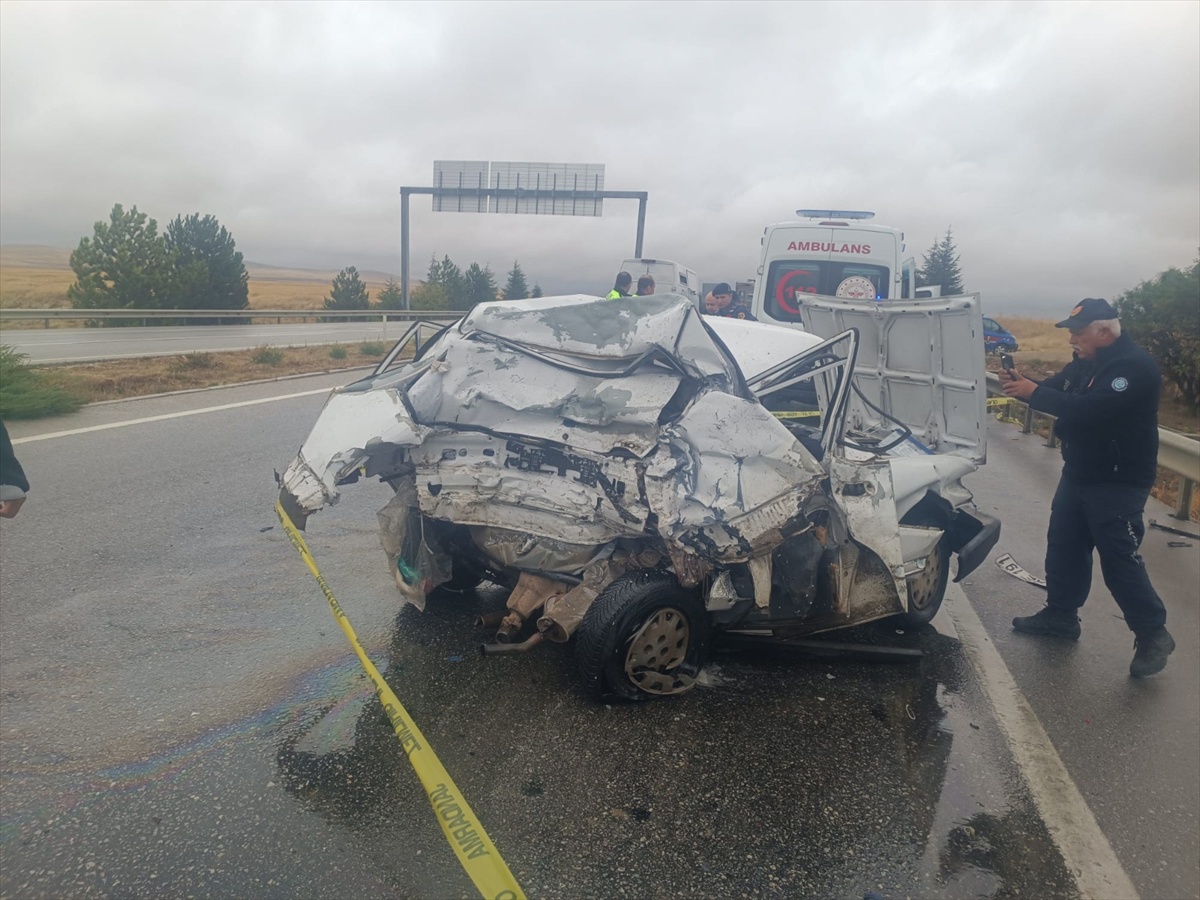 Eskişehir\'de tırla çarpışan otomobilde iki kişi hayatını kaybetti