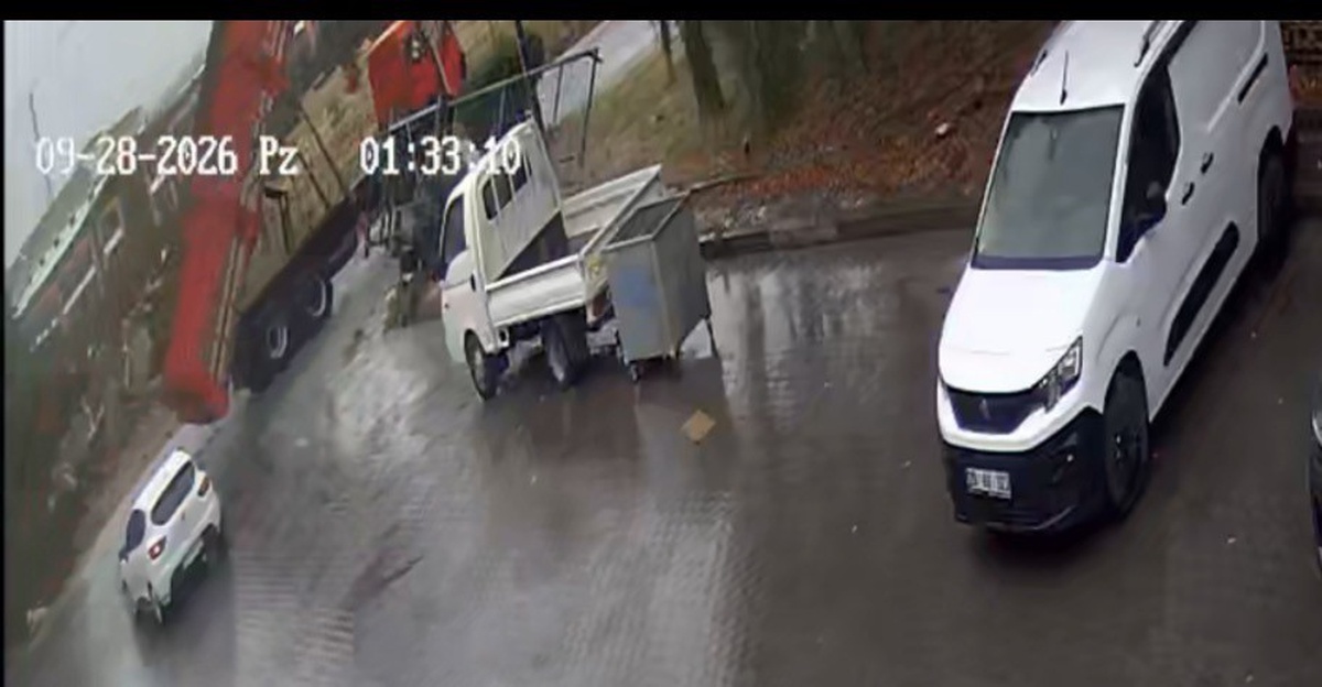 Eskişehir\'de damperi açık kamyon sanayi sitesi kapısını yıktı, o anlar kamerada