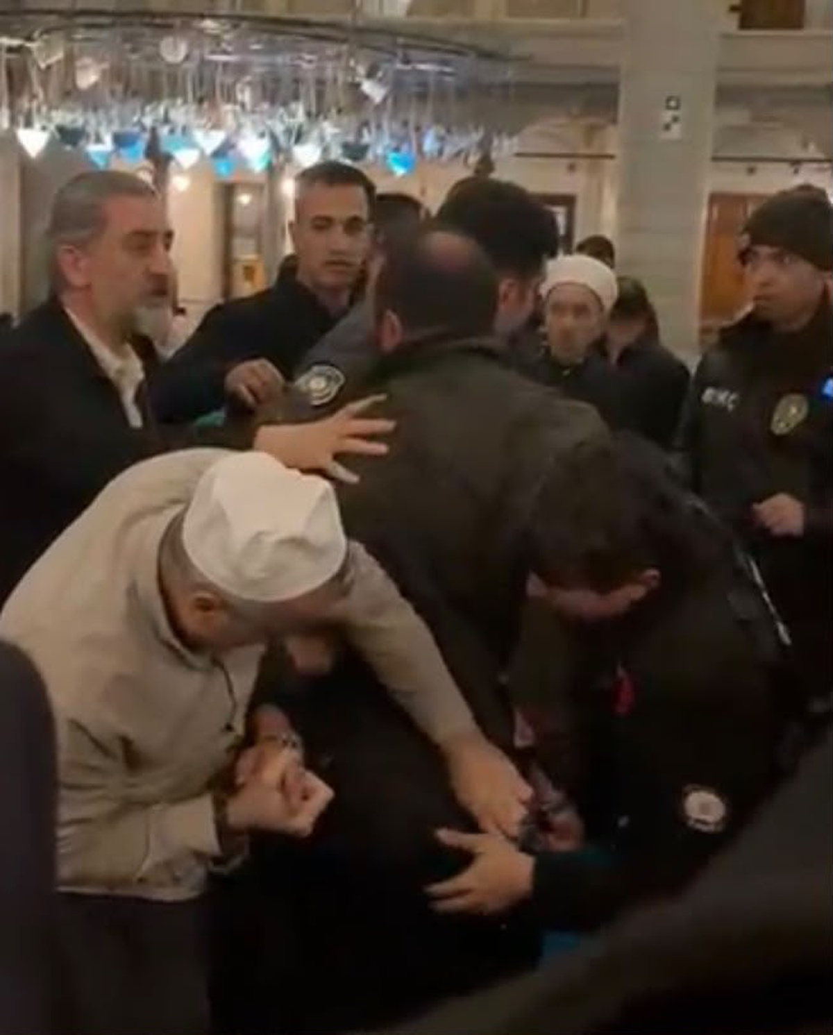 Eyüpsultan Camii\'nde kavgada havaya 4 el ateş eden şüpheli gözaltına alındı