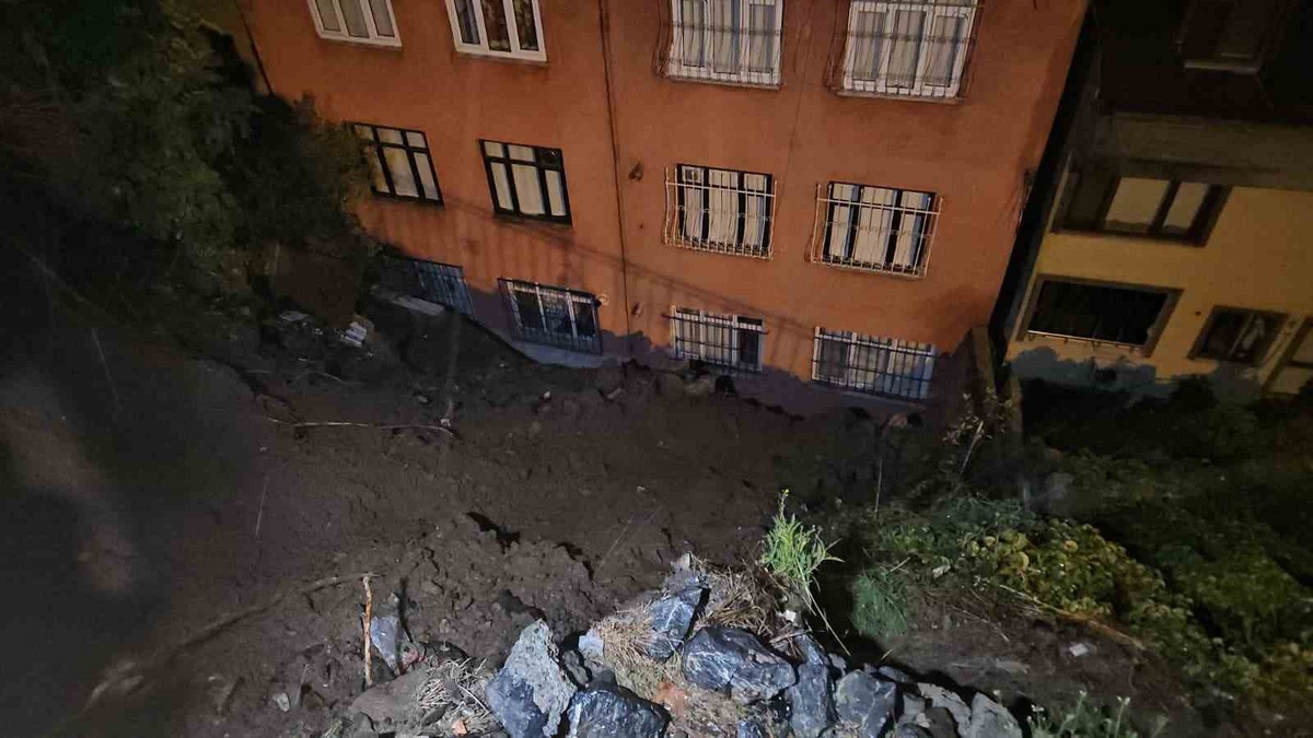 Eyüpsultan\'da toprak kayması nedeniyle apartmandaki 25 kişi tedbiren tahliye edildi