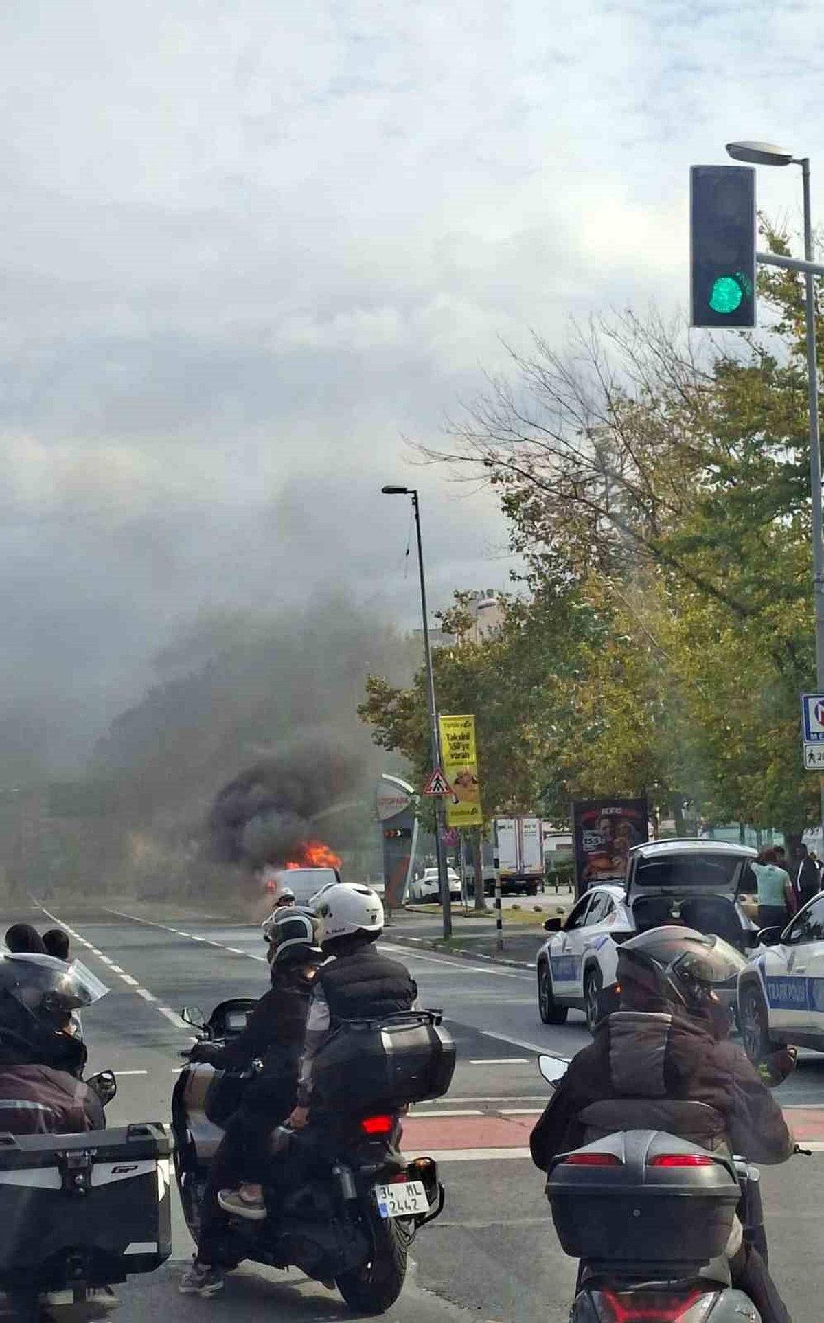 Fatih Vatan Caddesi\'nde ticari araç alev topuna döndü, itfaiye söndürdü