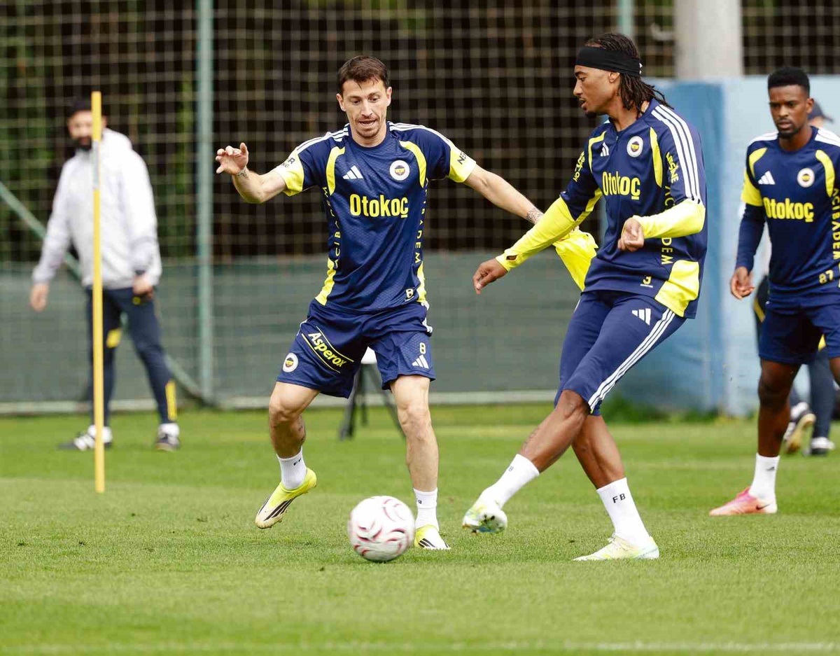 Fenerbahçe, milli futbolculardan yoksun antrenmanla hazırlıklarını sürdürdü