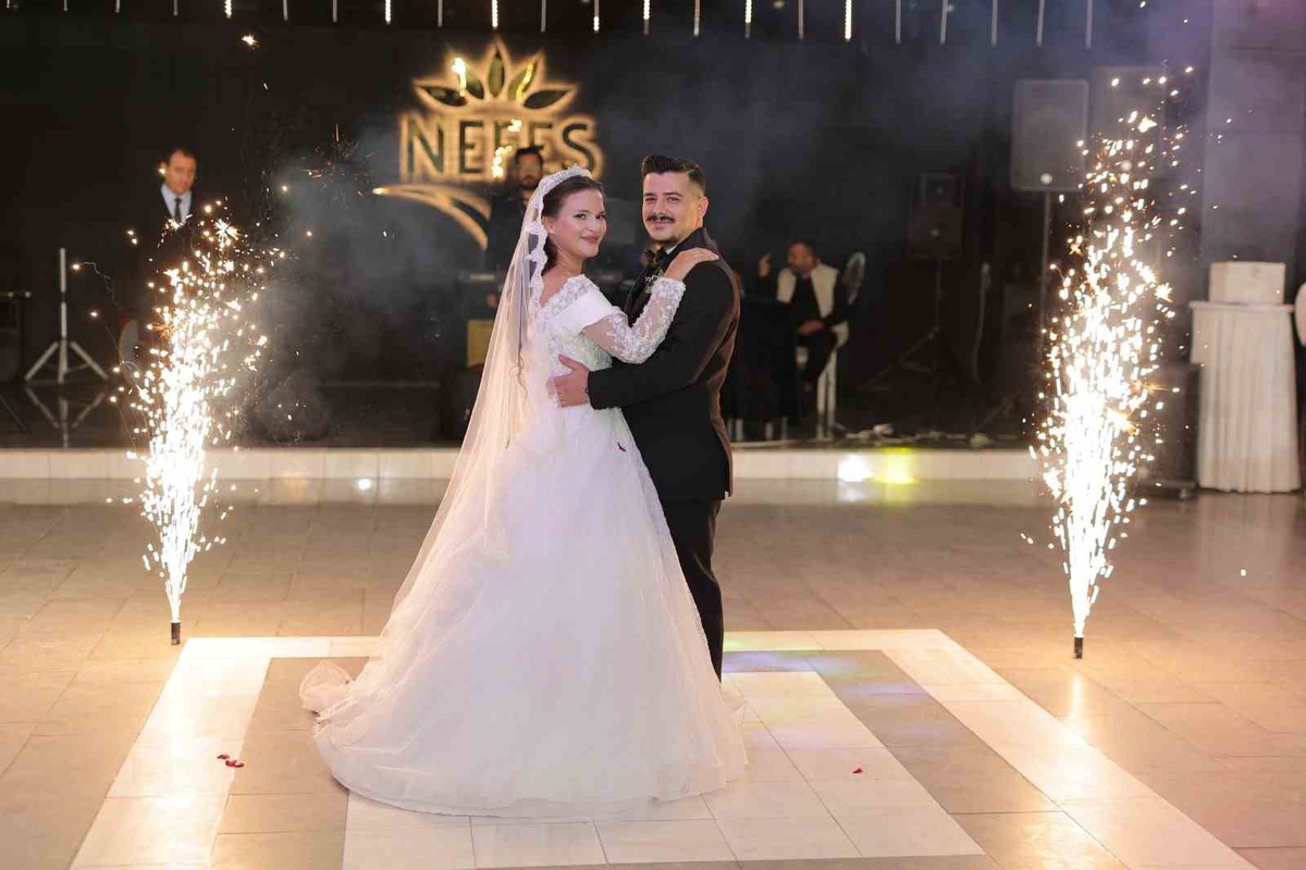 Hüseyin Tülek ve Fatmanur, Nefes Kır Bahçesi\'ndeki düğünde mutluluklarını paylaştı