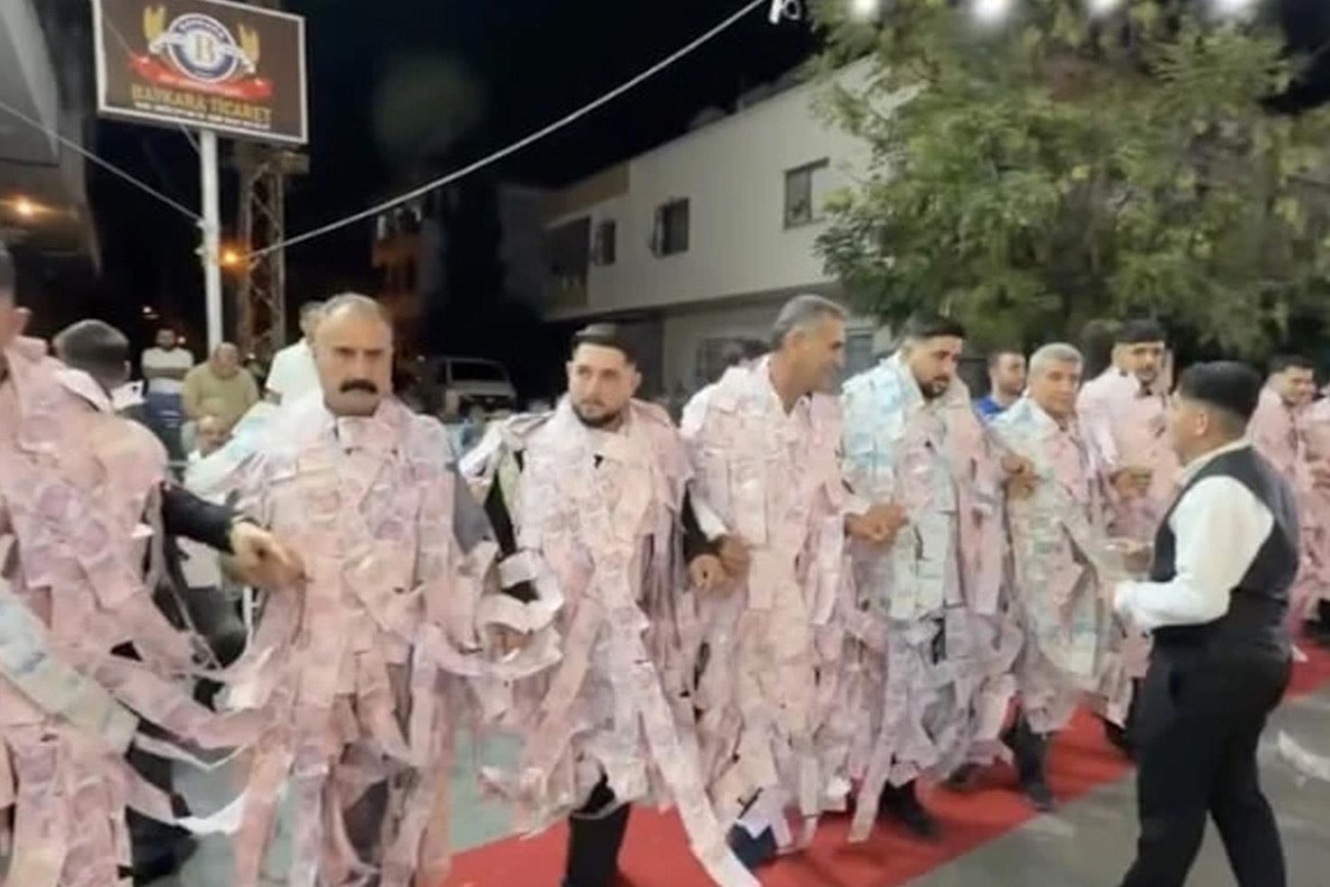 Görüntü Türkiye\'den! Paraları üzerlerine dolayıp halay çektiler