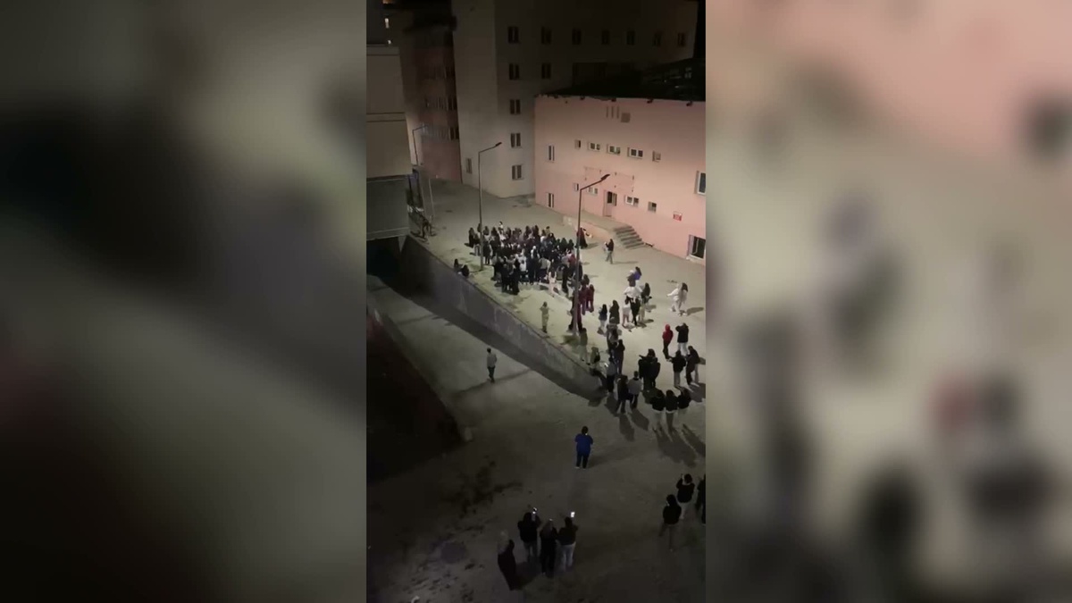 Hakkari\'de Afife Kız Öğrenci Yurdu öğrencileri su kesintilerine karşı eylem yaptı