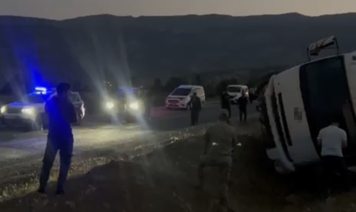 Hakkari Derecik\'te kamyonetin freni boşaldı, devrilen araçta sürücü yaralandı