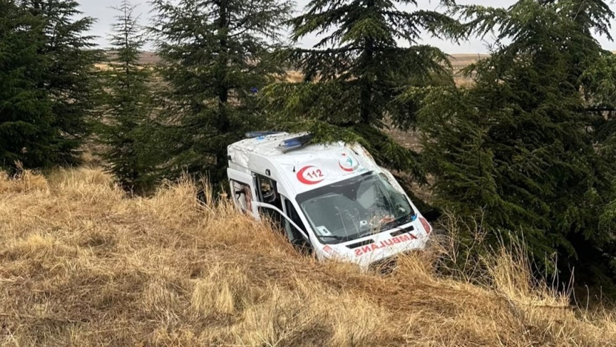 Eskişehir\'de hasta nakleden ambulans kaza yaptı, 3 yaralıdan 1\'i ağır