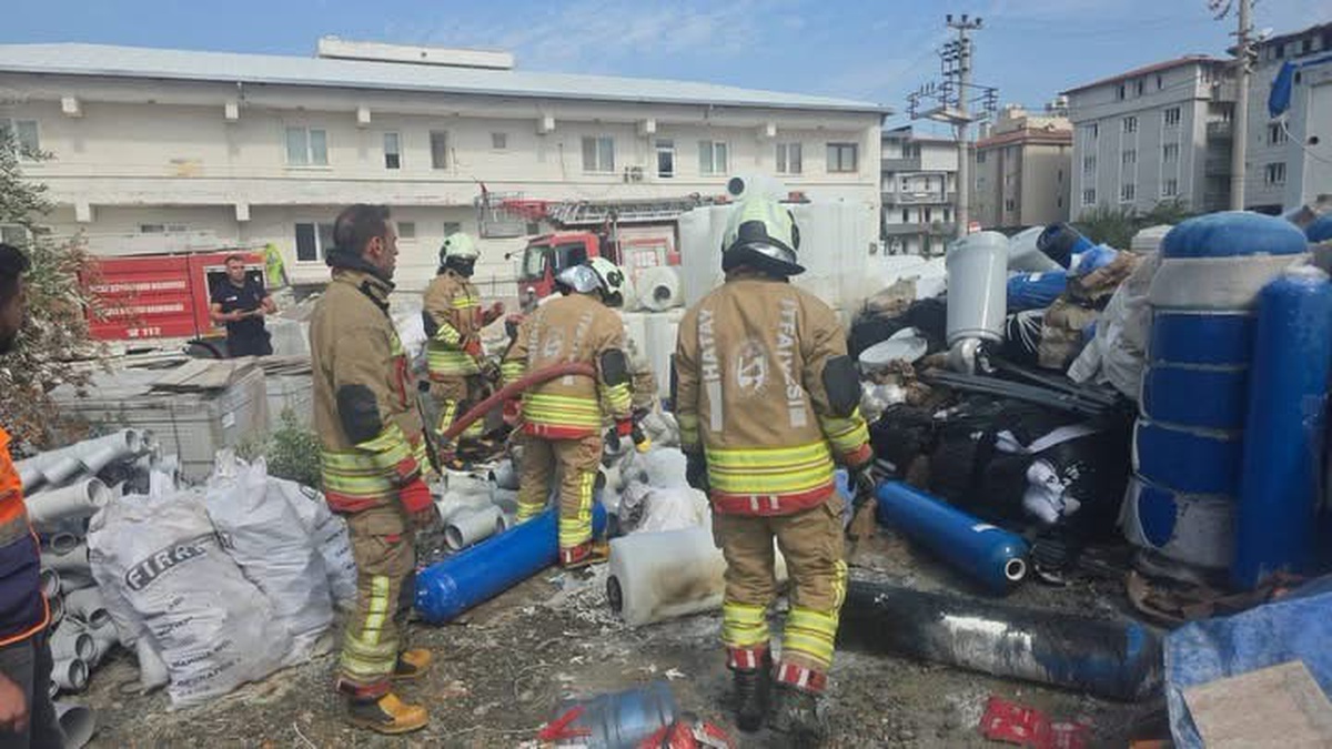 Antakya\'da şantiyedeki malzemeler alevlere teslim oldu, yangın çevreye yayılmadı