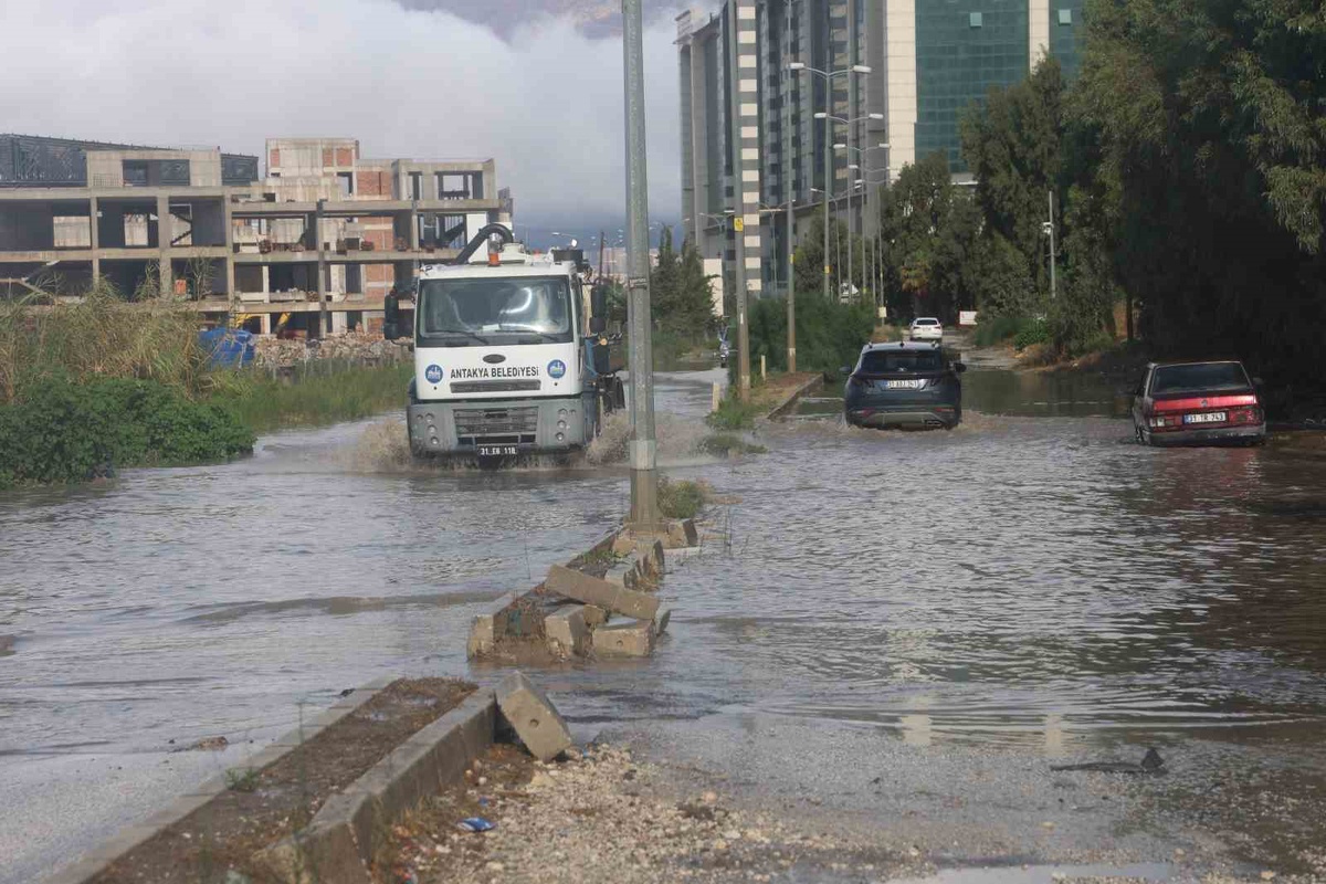 Hatay Antakya\'da sağanak yolları göle çevirdi, Kisecik\'te toprak kayması yolu kesti