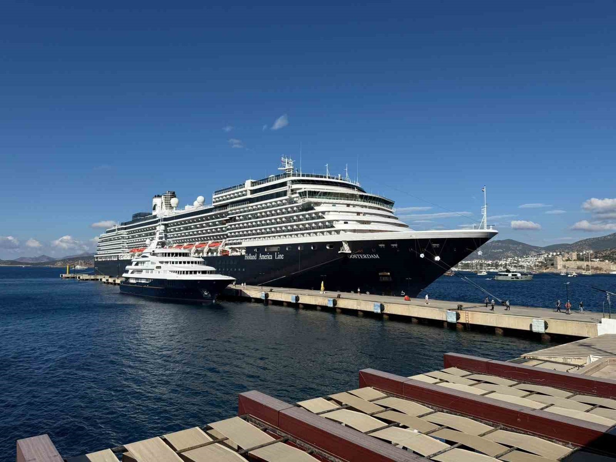 Bodrum\'a ilk kez gelen Oosterdam kruvaziyeri 1952 yolcu getirdi