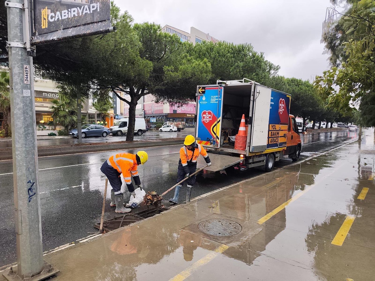 İBB, İstanbul\'da kuvvetli sağanak ve fırtına için 6.722 personeli hazırda bekletiyor