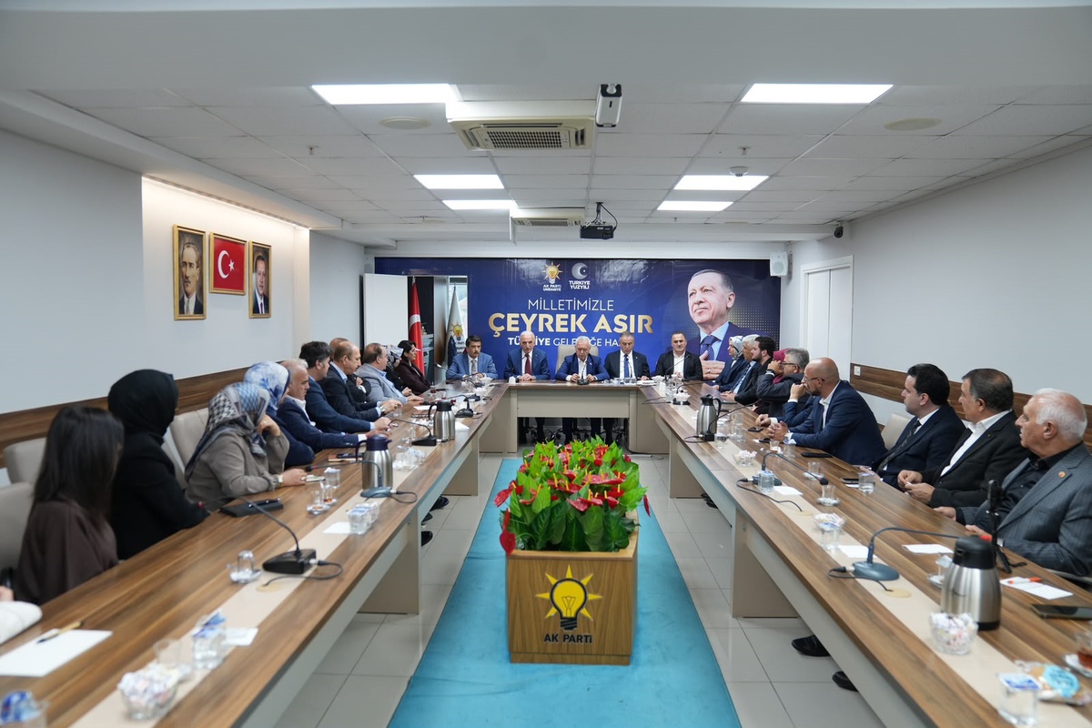 İçişleri Bakanı Çiftçi, Türkiye Yüzyılı Buluşmaları\'nda Ümraniye\'de esnafla buluştu