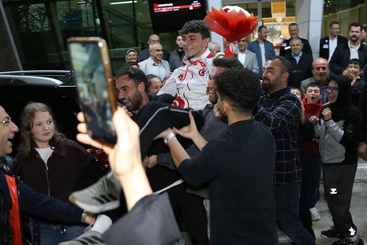 İsrailli rakibini yenerek dünya şampiyonu olan milli sporcuya Kastamonu\'da coşkulu karşılama