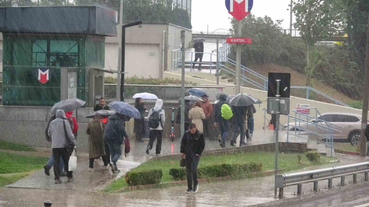 İstanbul\'da gece başlayan yağış sabah ulaşımını etkiledi, Kartal\'da yoğunluk oluştu