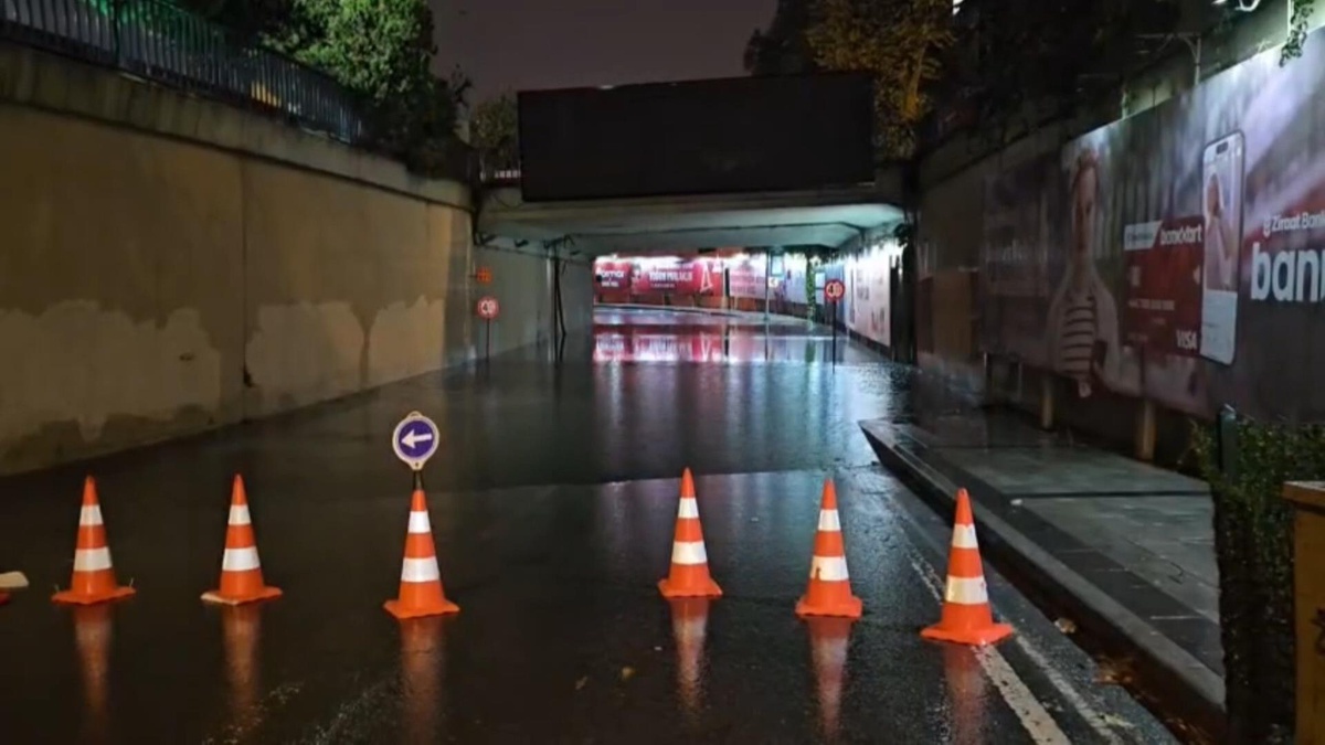 İstanbul\'da sağanak alt geçidi su bastı, Fatih\'te çöken yolda araçlar kurtarıldı