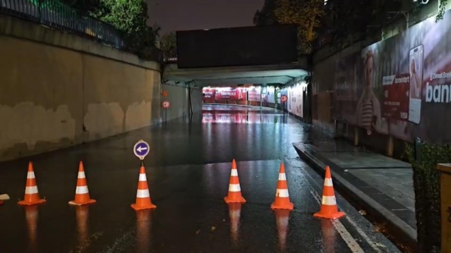 İstanbul'da sağanak alt geçidi su bastı, Fatih'te çöken yolda araçlar kurtarıldı