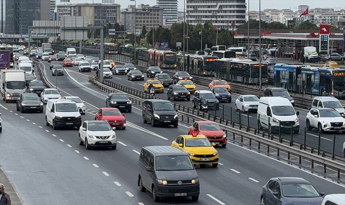 İstanbul\'da yağışın da etkisiyle sabah saatlerinde trafik yoğunluğu