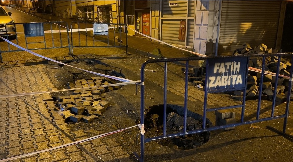 İstanbul Fatih\'te sağanak sonrası çöken yola kamyon ve otomobil düştü