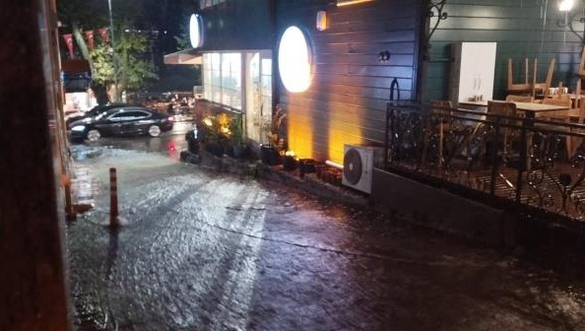 Anadolu yakasında sağanak Çengelköy\'de yolları göle çevirdi, Beykoz\'da kafeyi su bastı