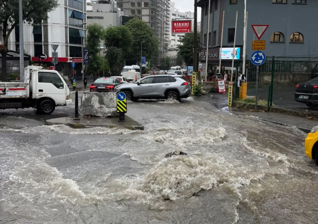 İstanbul'u sağanak vurdu! Yol çöktü, alt geçidi su bastı, toprak kaydı, 25 kişi tahliye edildi