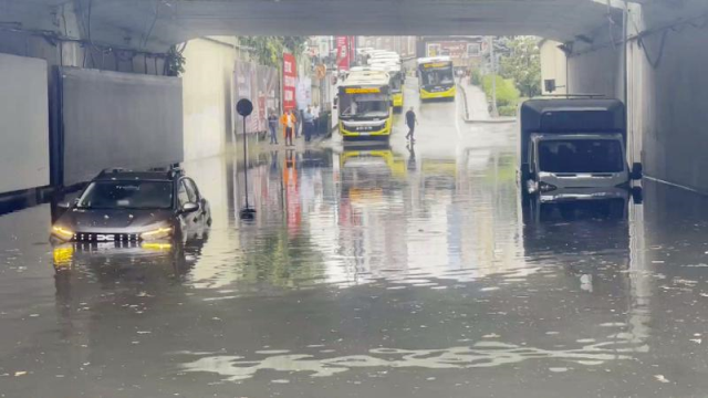 İstanbul'u sağanak vurdu! Yol çöktü, alt geçidi su bastı, toprak kaydı, 25 kişi tahliye edildi