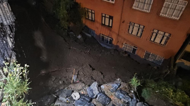 İstanbul'u sağanak vurdu! Yol çöktü, alt geçidi su bastı, toprak kaydı, 25 kişi tahliye edildi