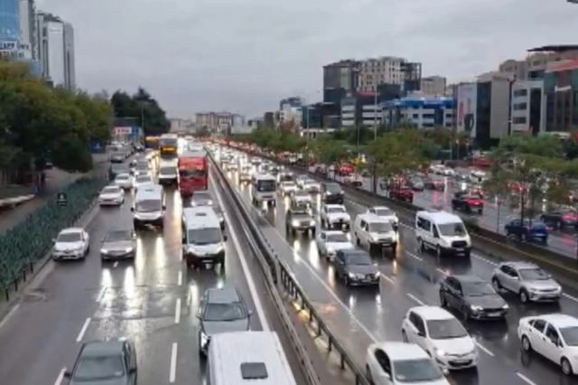 İstanbul'u sağanak vurdu! Yol çöktü, alt geçidi su bastı, toprak kaydı, 25 kişi tahliye edildi