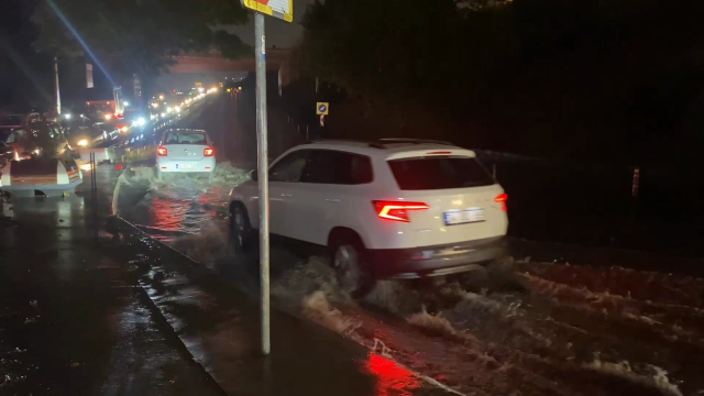 İstanbul'u sağanak vurdu! Yollar göle döndü, evleri su bastı