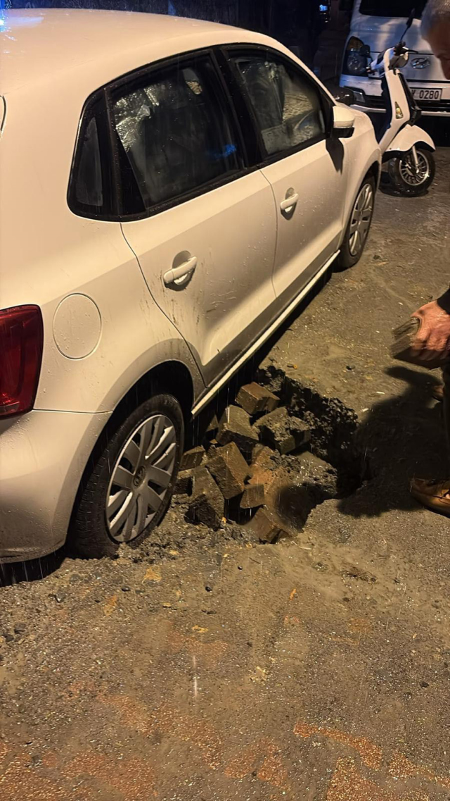 İstanbul'u sağanak vurdu! Yollar göle döndü, evleri su bastı