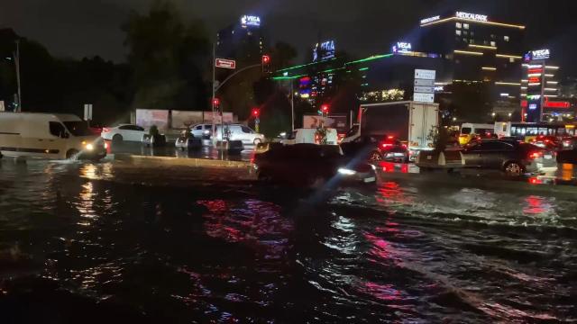 İstanbul'u sağanak vurdu! Yollar göle döndü, evleri su bastı