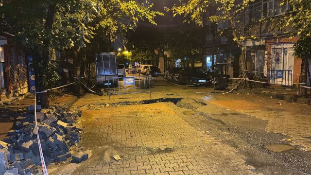 İstanbul'u sağanak vurdu! Yollar göle döndü, evleri su bastı