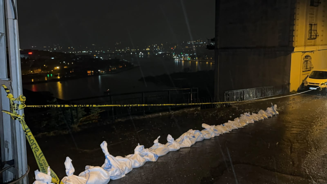 İstanbul'u sağanak vurdu! Yollar göle döndü, evleri su bastı
