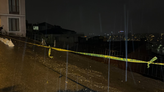 İstanbul'u sağanak vurdu! Yollar göle döndü, evleri su bastı