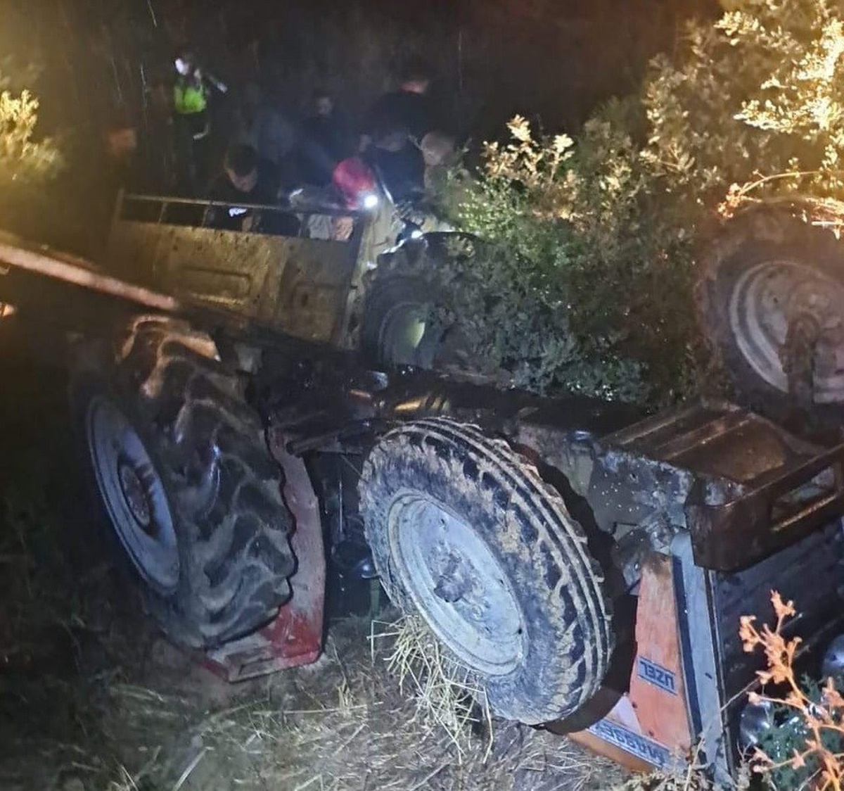 İzmir Kiraz\'da kontrolden çıkan traktör devrilince altında kalan sürücü öldü