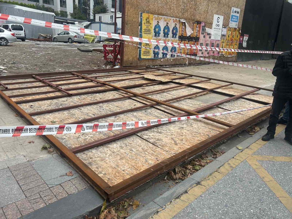 Kadıköy Bağdat Caddesi\'nde devrilen şantiye panosu 2 kişiyi hafif yaraladı
