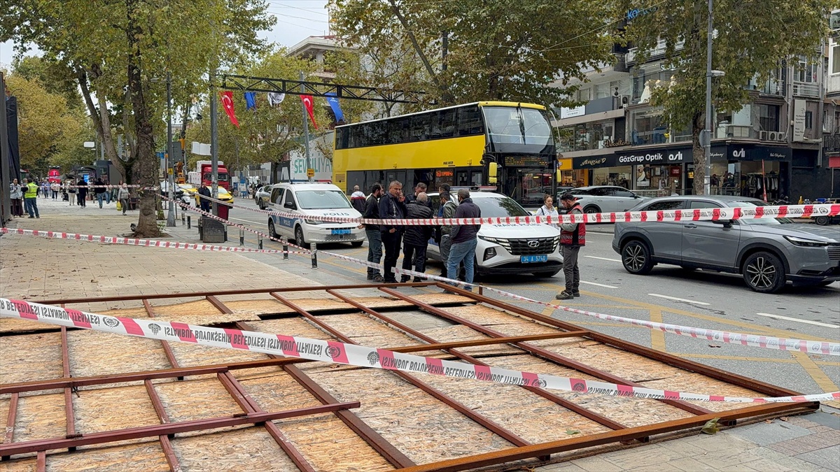 Kadıköy\'de şantiye perdesi kaldırıma devrildi, yaralanan 2 kadın hastaneye kaldırıldı
