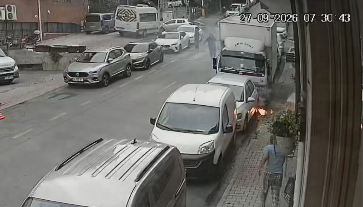Kağıthane\'de yer altı kabloları alev aldı! Sürücü aracını çekerken patlama anı kamerada