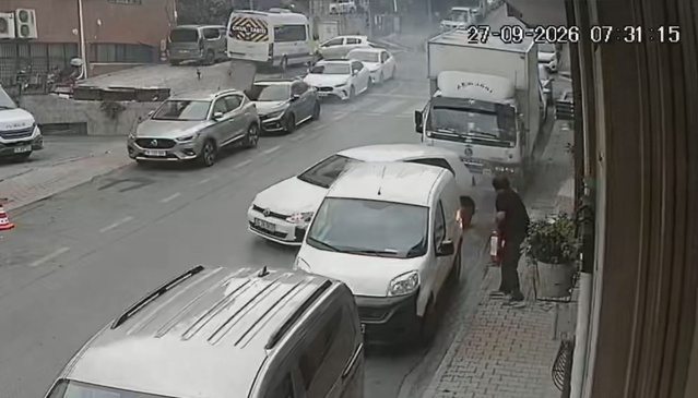 İstanbul Kağıthane'de kablo yangını sonrası patlama: Araç sahibi otomobilini son anda çekti