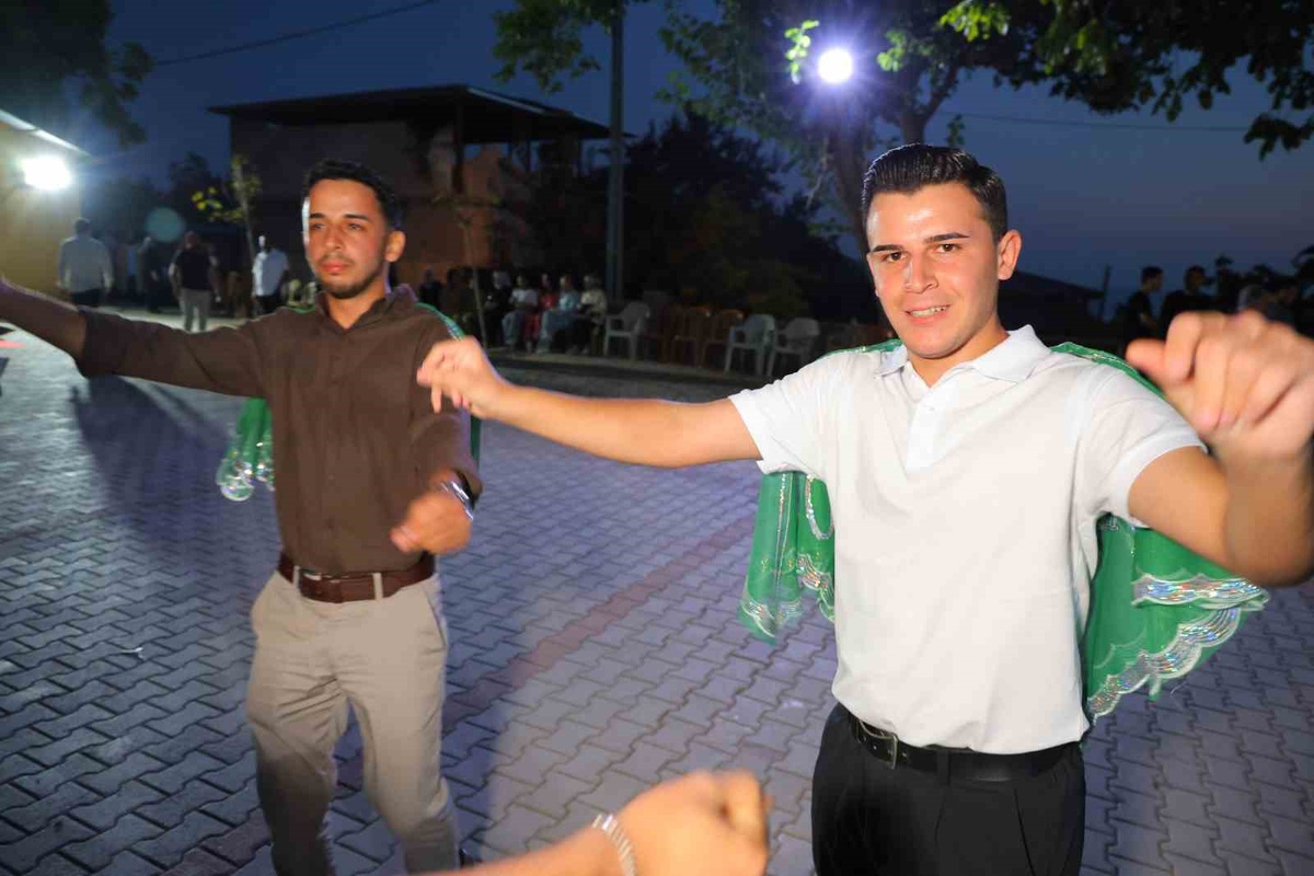 Kahramanmaraş\'ta ikiz kardeşler Çanakkale\'de birlikte askerlik için uğurlandı