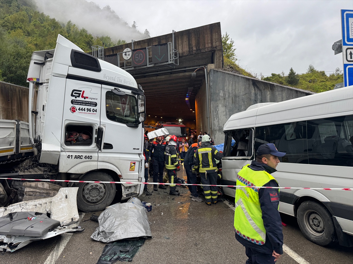 Bartın\'da minibüs ve tır çarpıştı, 1 kişi hayatını kaybetti, 11 kişi yaralandı