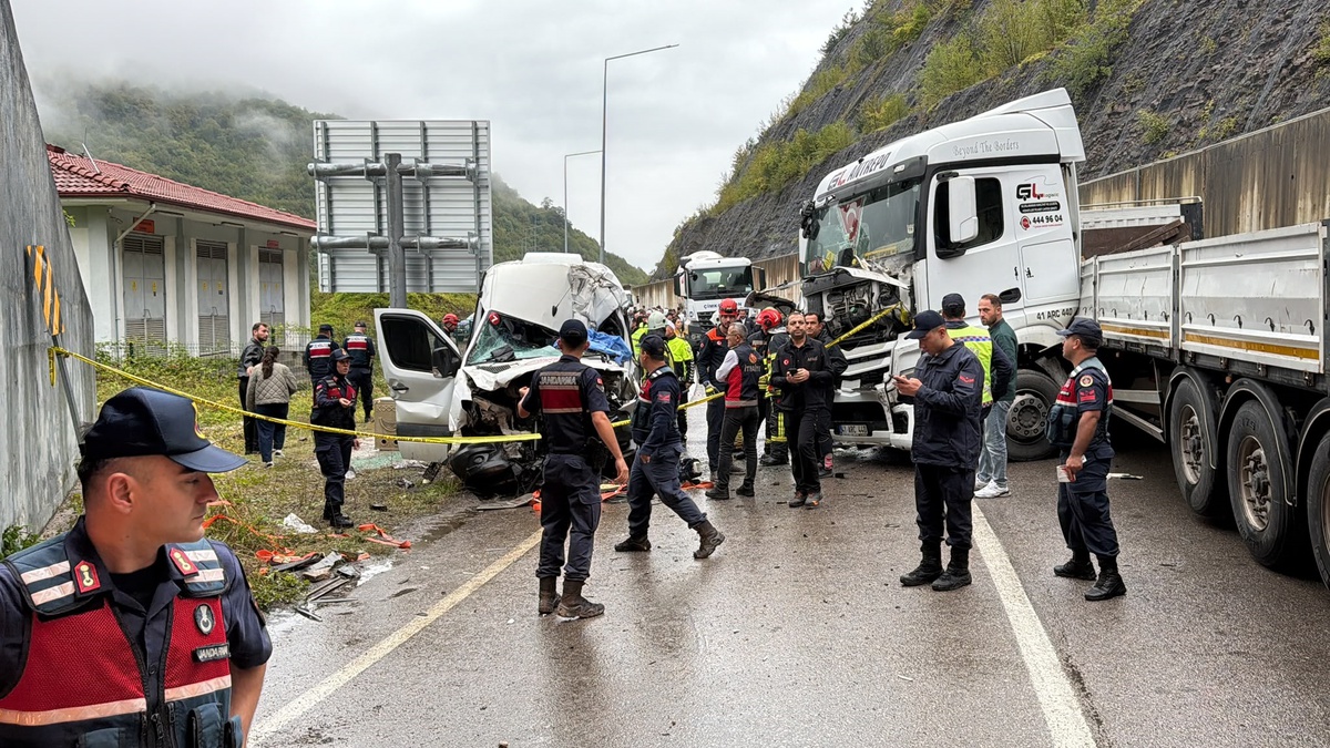 Bartın-Karabük yolunda TIR\'a çarpan minibüste sürücü öldü, 11 kişi yaralandı