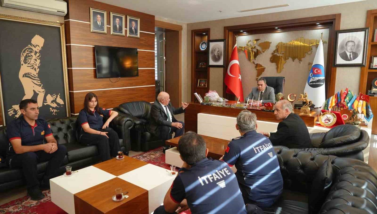 Kars İtfaiye Müdürü Cemil Acay, İtfaiye Haftası\'nda Başkan Senger\'i ziyaret etti