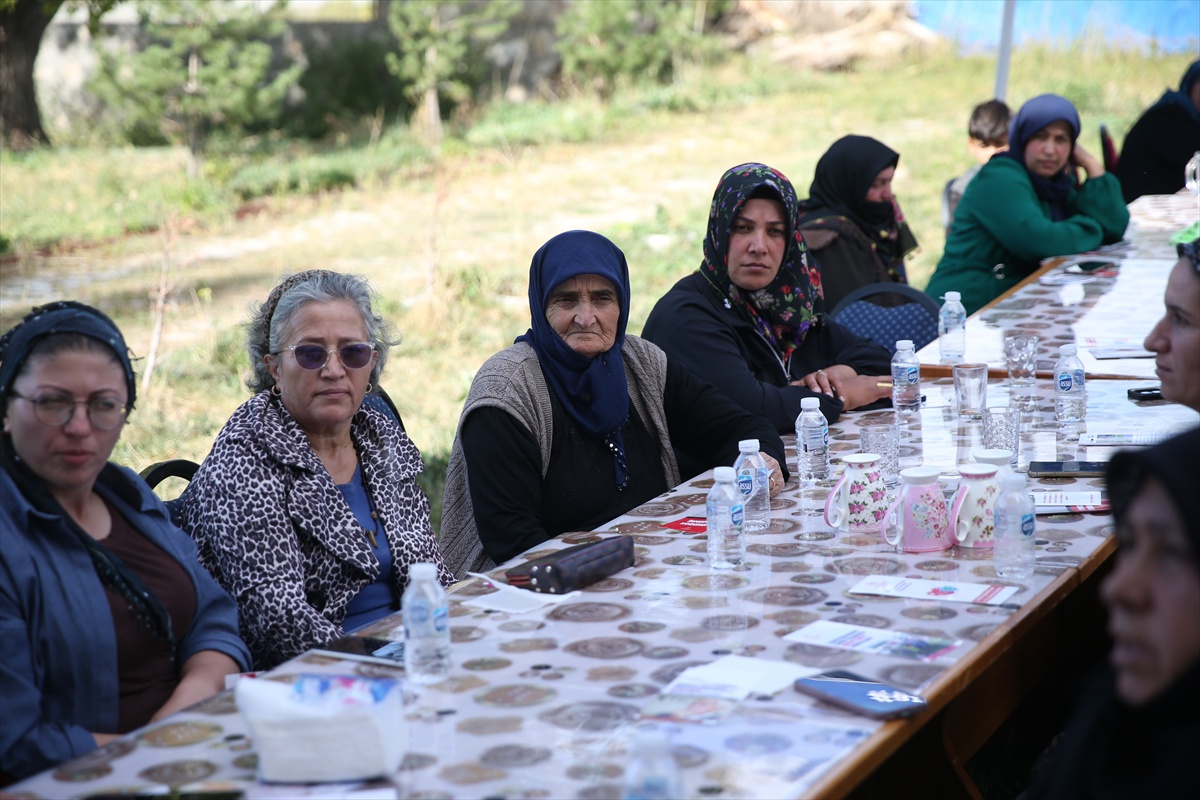 Mobil sağlık ekipleri Kars\'ta köy köy gezerek tansiyon ve kan şekeri ölçüyor