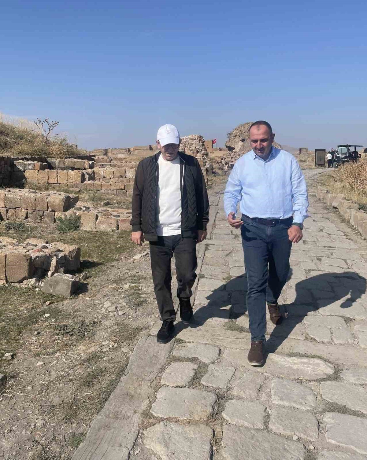 Kars Valisi Polat, Ani\'deki kazı ve restorasyon çalışmaları hakkında bilgi aldı