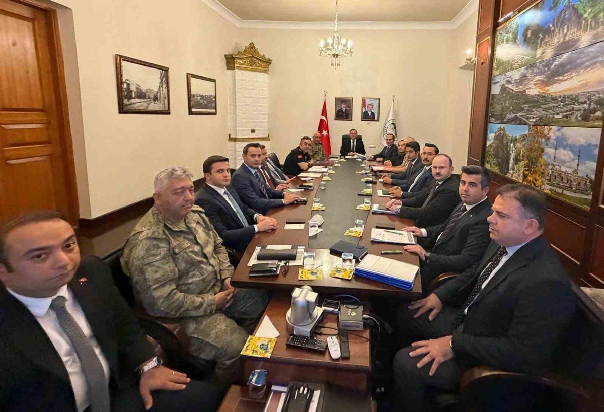 Kars\'ta güvenlik toplantısında okul çevresi ve sınır güvenliği değerlendirildi