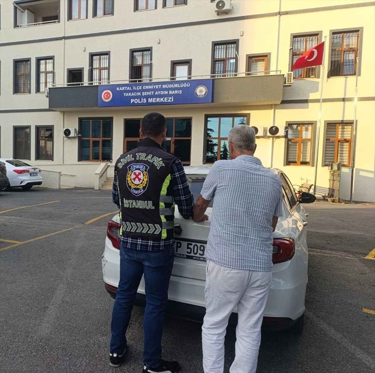 Kartal\'da araçtan inip sürücüye saldıran minibüs şoförü 205 bin lira ceza aldı