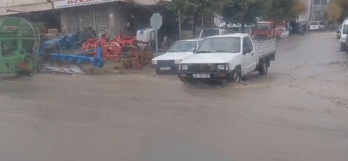 Kayseri Develi\'de sağanak yağış sürücülere zor anlar yaşattı, yollarda su birikti